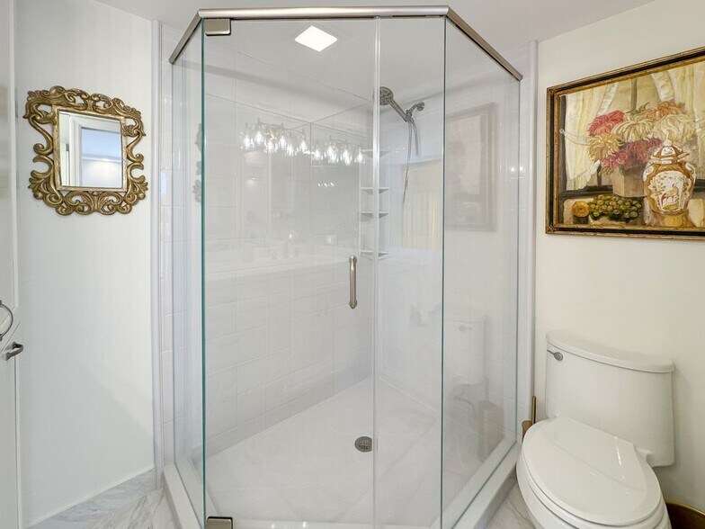 Building Photo - 4800 Bayview Dr