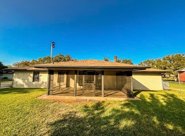 Building Photo - 105 Bluebird Cir