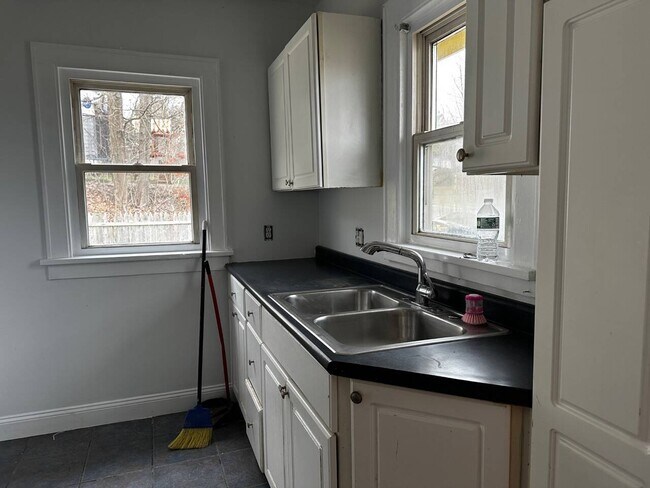 Building Photo - 27 Howard Rd