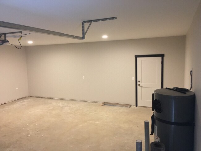 Building Photo - 2303 Landon Ln