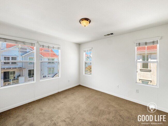 Building Photo - Beautiful 2B/2.5BA Townhouse in Oceanside w/ Washer/Dryer, Attached Garage, and AC!