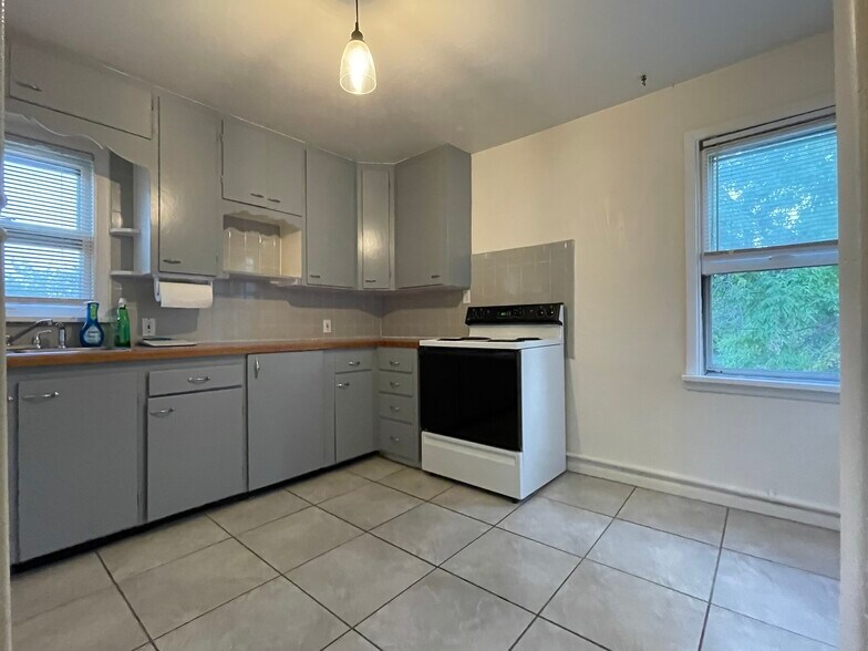 Building Photo - 706 S 25th St