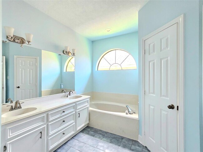 Building Photo - 20402 Sunny Shores Dr