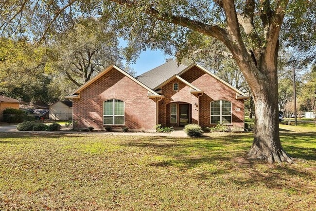 Building Photo - 2215 Penick Rd