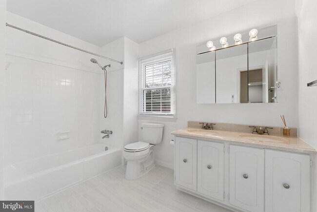 Building Photo - 2302 Tanglevale Dr