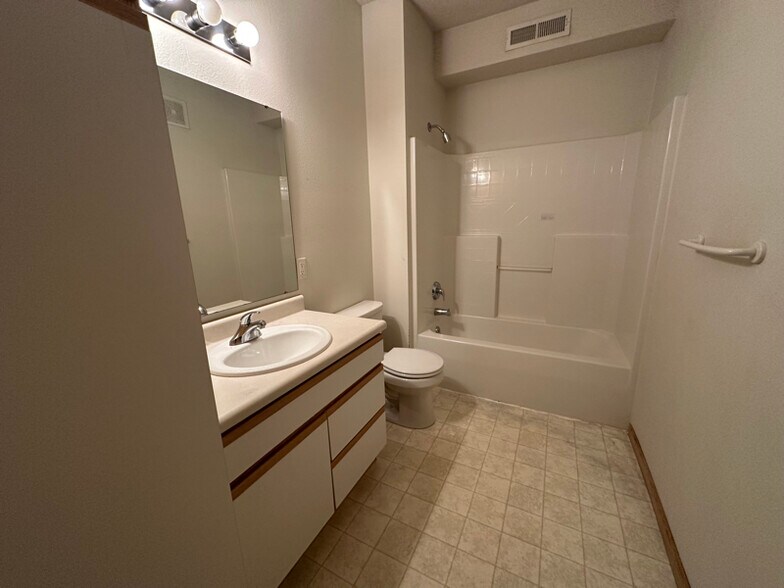 Building Photo - 2888 Coral Ct