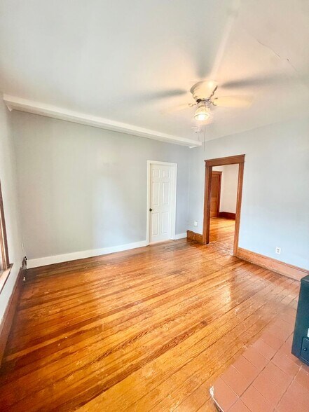 Building Photo - 212 Welles St