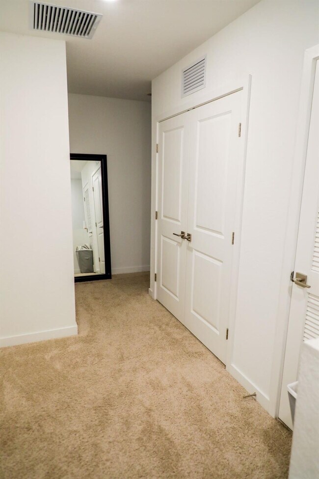 Building Photo - 148 SE 5th Ct