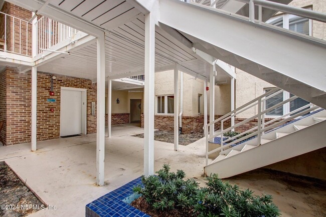 Building Photo - 2912 St Johns Ave