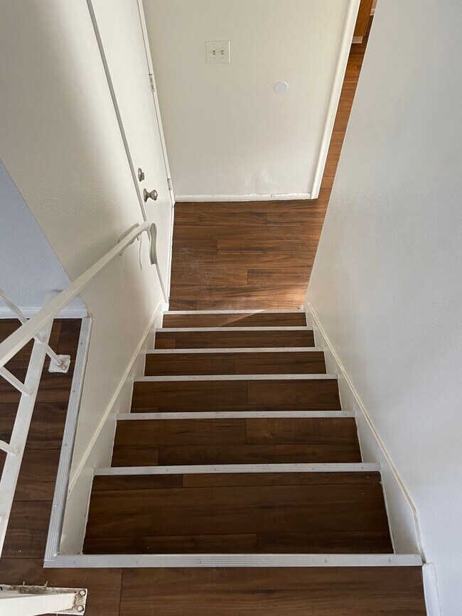 Building Photo - 3-Bedroom 1.5 Bath Twin-Home