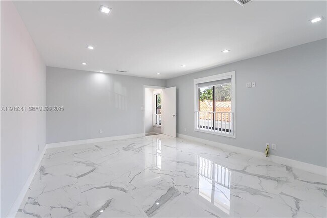 Building Photo - 1600 Micanopy Ave