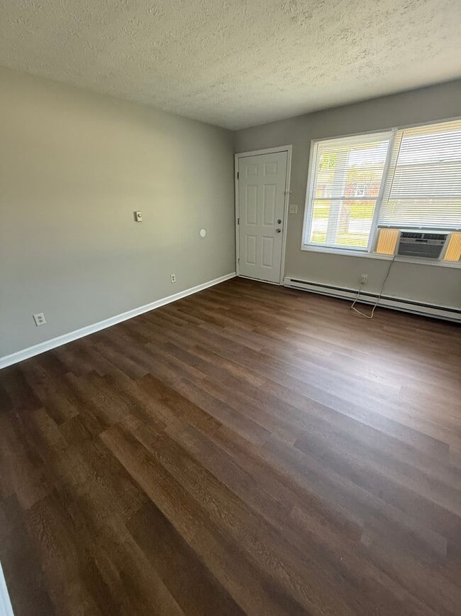 Building Photo - 2 bed, 1 bath duplex in Nicholasville!