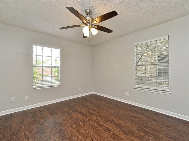 Building Photo - 1010 Cushing Dr