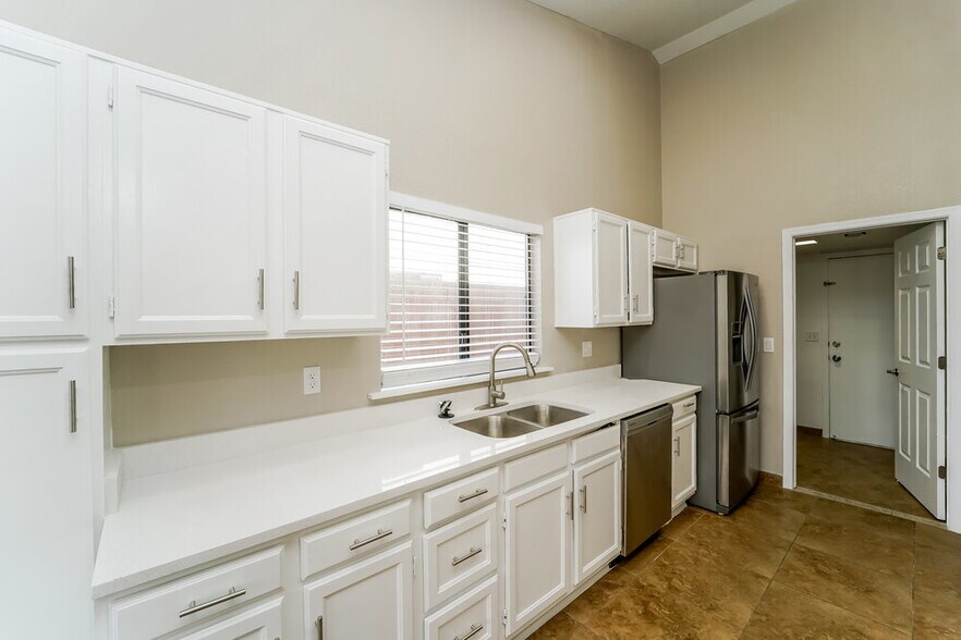 Building Photo - 7907 N Roundstone Dr