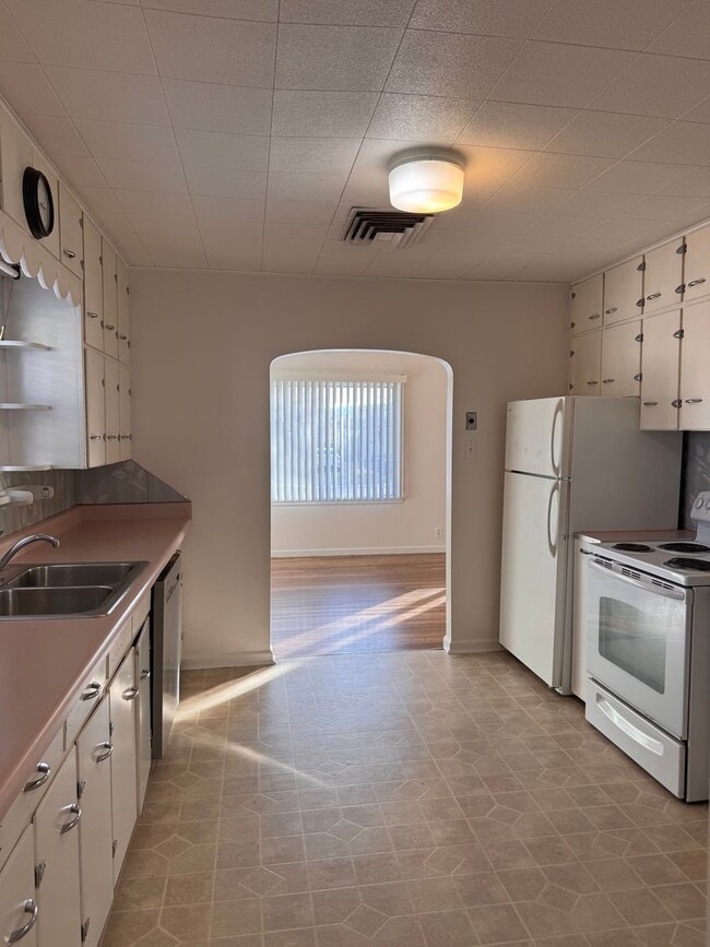 Building Photo - 2 Bed 1 Bath House W/A Garage for Storage!!!!!!