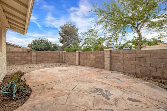 Building Photo - Lovely  South Scottsdale Charmer!