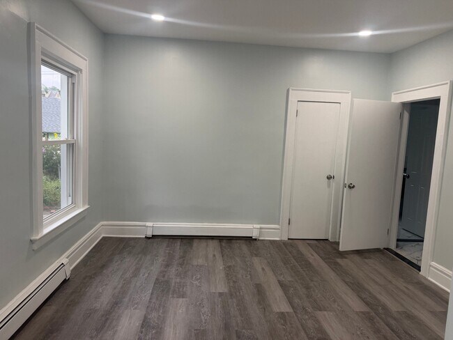 Building Photo - 561 Morris St