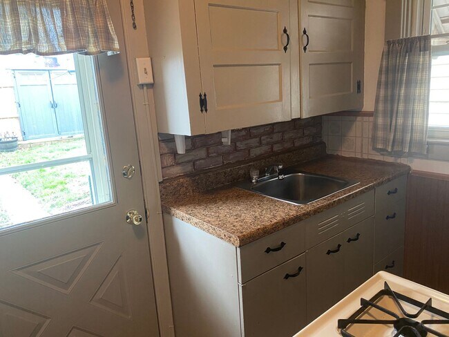 Building Photo - Beautiful 2 Bedroom Semi-Detached Home in Lancaster!
