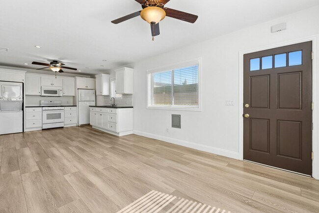 Building Photo - Private Guest House in Eastside Costa Mesa