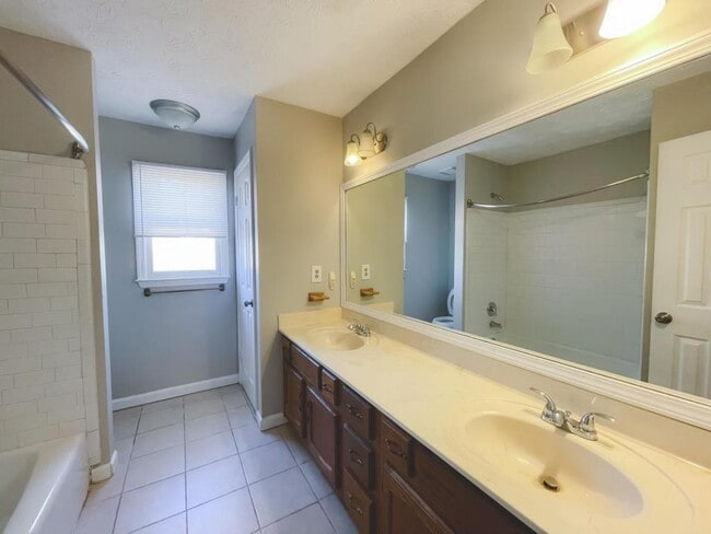 Building Photo - 2021 Hunters Cove Dr