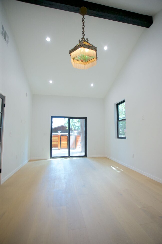 Building Photo - 2119 Hyperion Ave