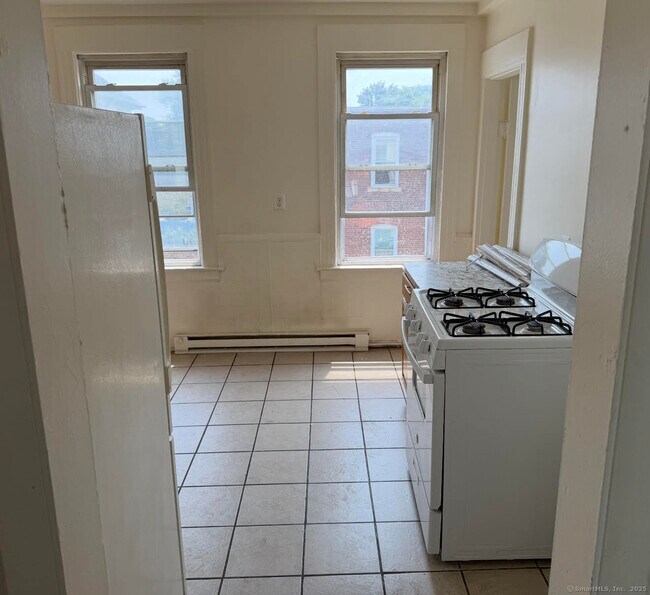 Building Photo - 83 Southview St