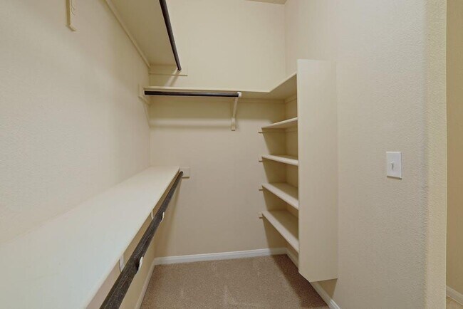 Building Photo - 2880 Donnell Dr