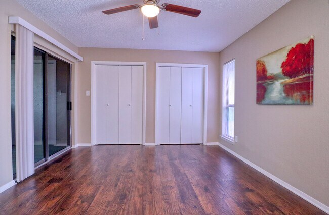 Building Photo - 413 Lakeway Dr