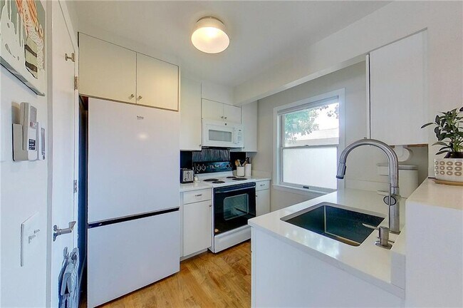 Building Photo - 364 Bellevue Ave