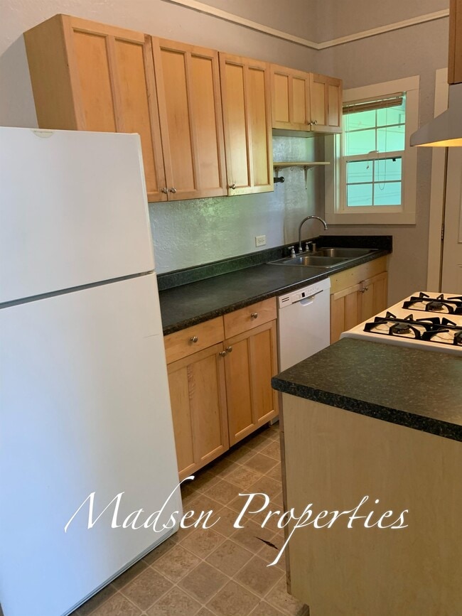 Building Photo - 397 E 6th St