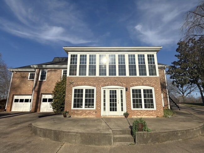 Building Photo - Beautiful 5 Bedroom 3 Bathroom House on Country Club Golf Course!