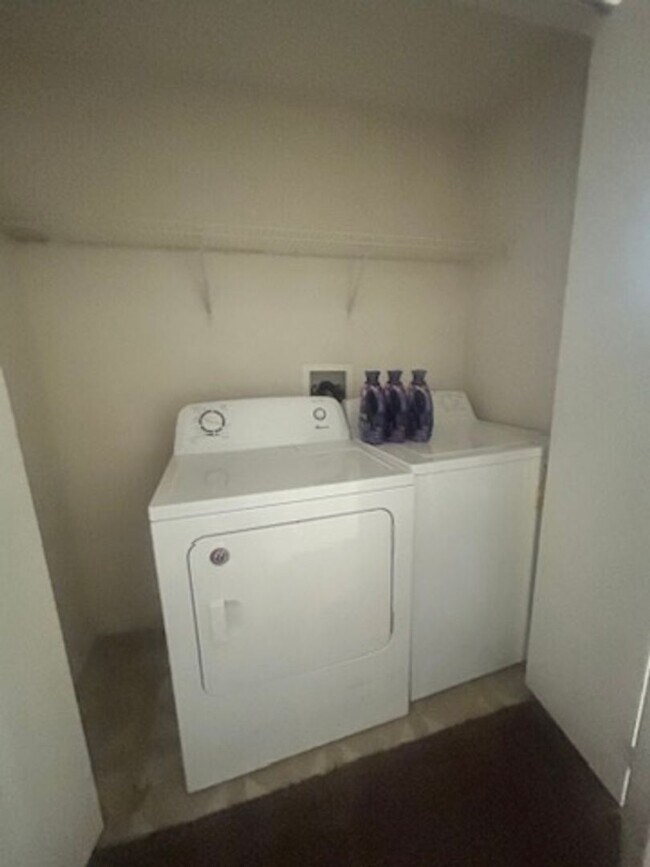 Building Photo - Third floor 1B/1B condo with balcony at Th...
