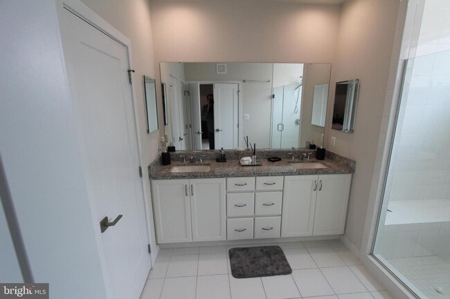 Building Photo - Stylish 1-car garage condo in the heart of...