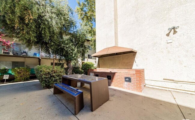 Building Photo - 5460 White Oak Ave