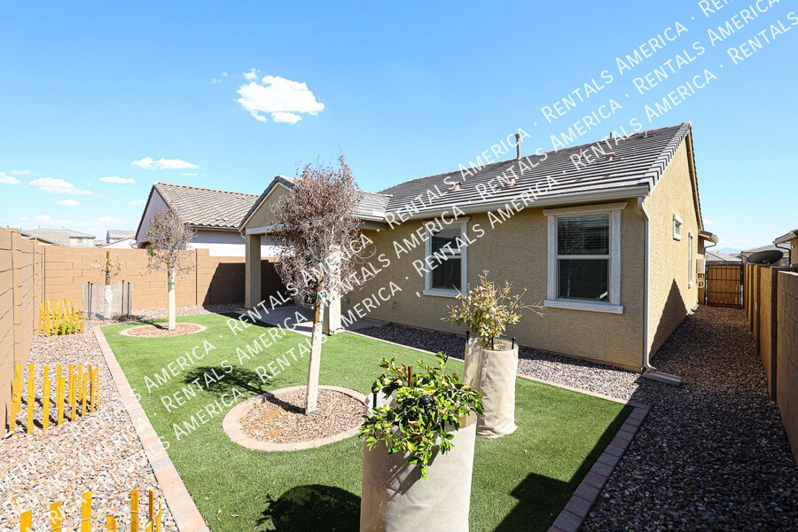 Building Photo - 8914 W Rancho Dr