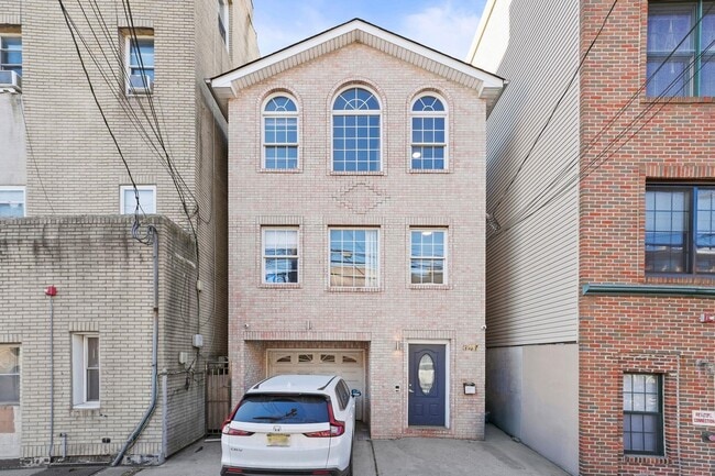 Building Photo - 347 Palisade Ave