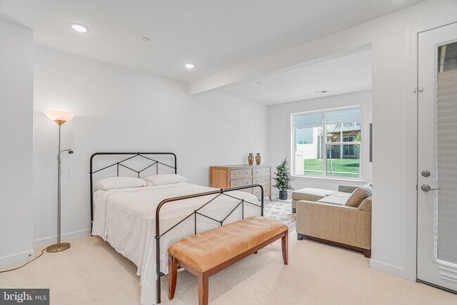 Building Photo - 4975 Longmire Wy