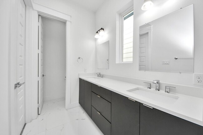 Building Photo - 5402 Margarita St