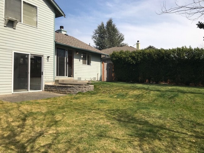 Building Photo - Great 3 bed with huge yard!