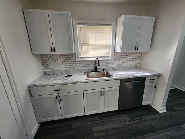 Building Photo - Charming 3-Bedroom Property in Prime Location