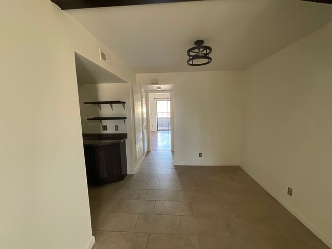 Building Photo - Newly renovated 2Bedroom 2 Bath Condo