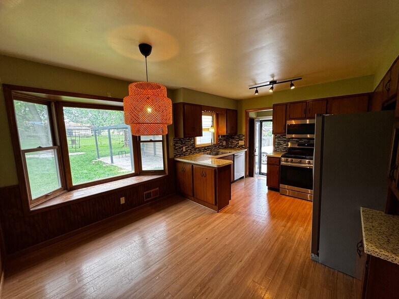 Building Photo - 2333 Hanover Dr