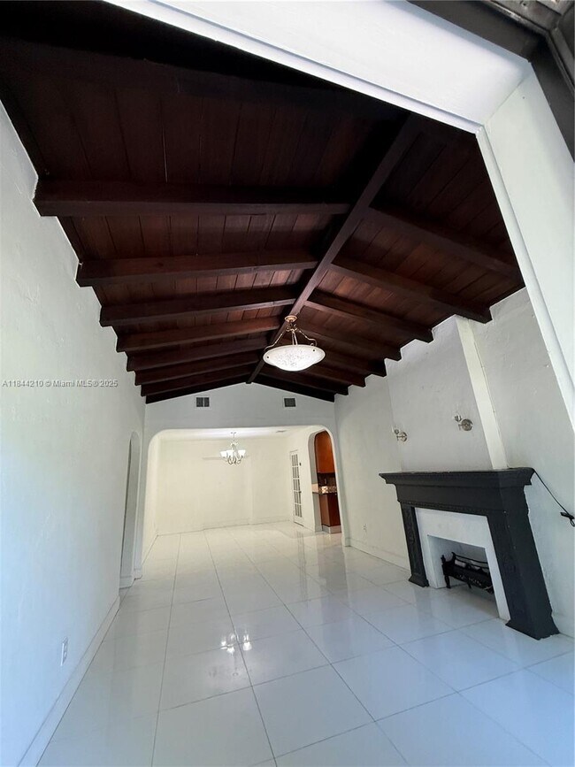 Building Photo - 402 SW 33rd Ave
