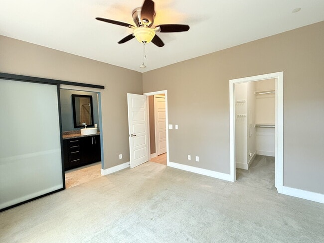 Building Photo - Modern Comfort Awaits: Spacious 3-Bed, 3.5...