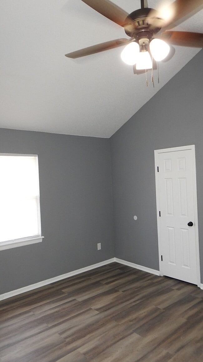 Building Photo - Blue Springs - 2 bed - 1.5 bath Townhome