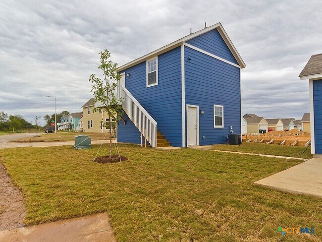 Building Photo - 335 Rachel St