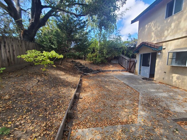 Building Photo - Charming 2 Bedroom Townhouse in Castro Val...
