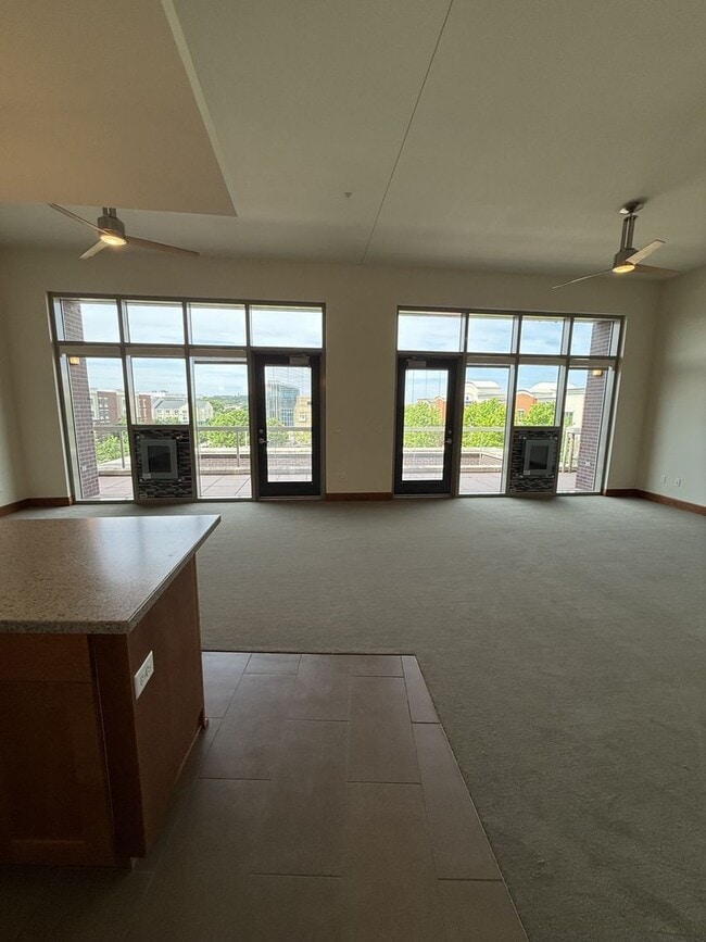 Building Photo - Luxury Apartment