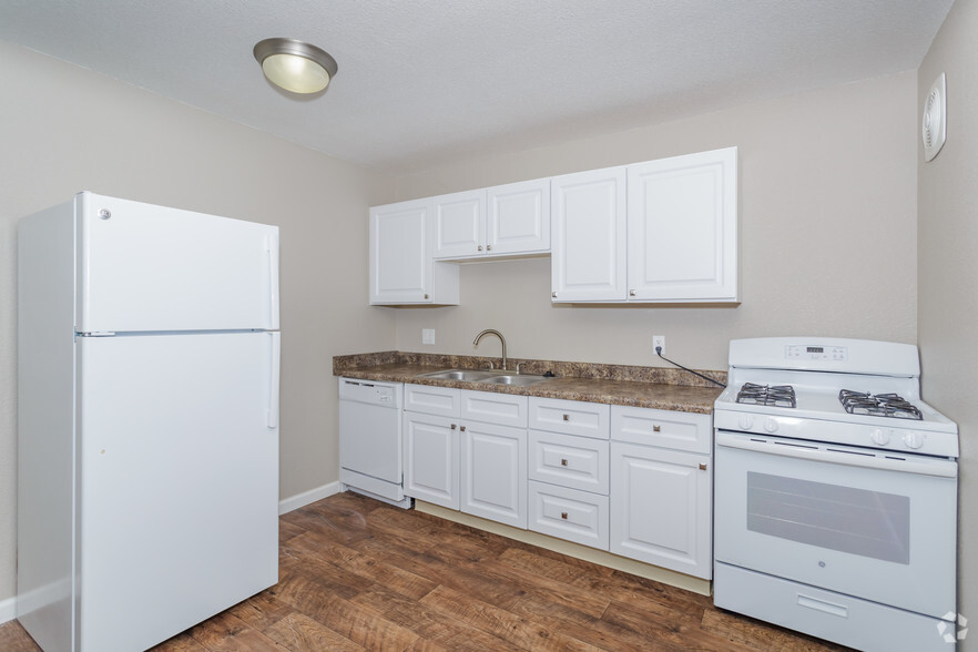 2BR, 1BA - 870 SF - Sunridge Apartments