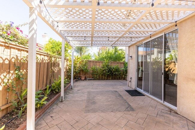 Building Photo - Beautiful home in Sunset Glen with 4 bedrooms 2.5 bath, 1726 Sq Ft available NOW